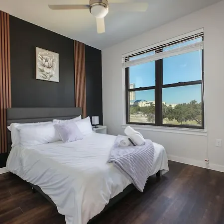 Stylish 2Br W Pool,Gym,Prking-Near Rvrwalk & Dome Apartment